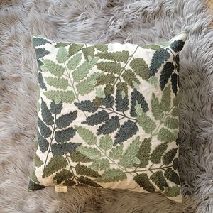 Kim Seybert Living throw pillows